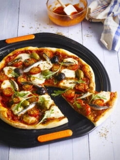 Le Creuset Pizzaplaat Patiliss - ø 33 Cm -Goedkope Kook Pret Winkel Le Creuset Pizzaplaat Sfeer2