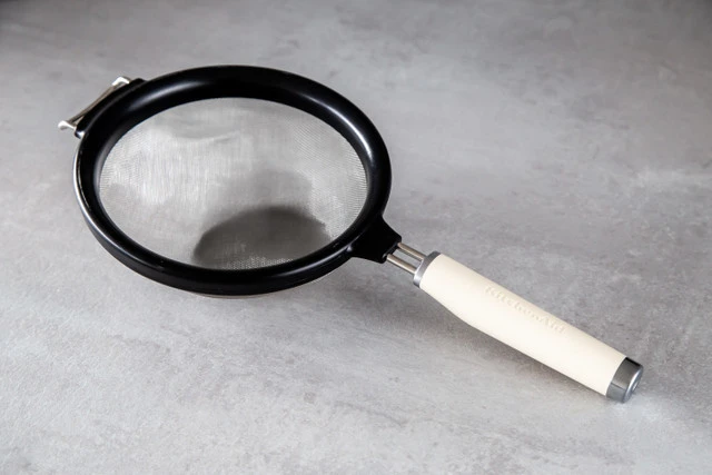 KitchenAid Zeef Core - ø 18 Cm - Amandelwit 4 KitchenAid Zeef Core - ø 18 Cm - Amandelwit - Afbeelding 2